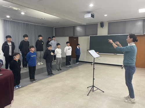 kjpbc's tweet photo. ** 생생 교구속으로

코너 다시듣기==> https://t.co/9KRNbcK0Ev

-광주가톨릭평화방송 피아트 도미니 소년합창단이
이달 15일 저녁 7시 30분, 주교좌임동성당에서
여섯 번째 정기연주회를 갖습니다. 
공연을 앞두고 단원들이 매주 모여 
연습하고 있다는 소식을 듣고 연습 현장에 다녀왔습니다. https://t.co/WdDpmlL8Md