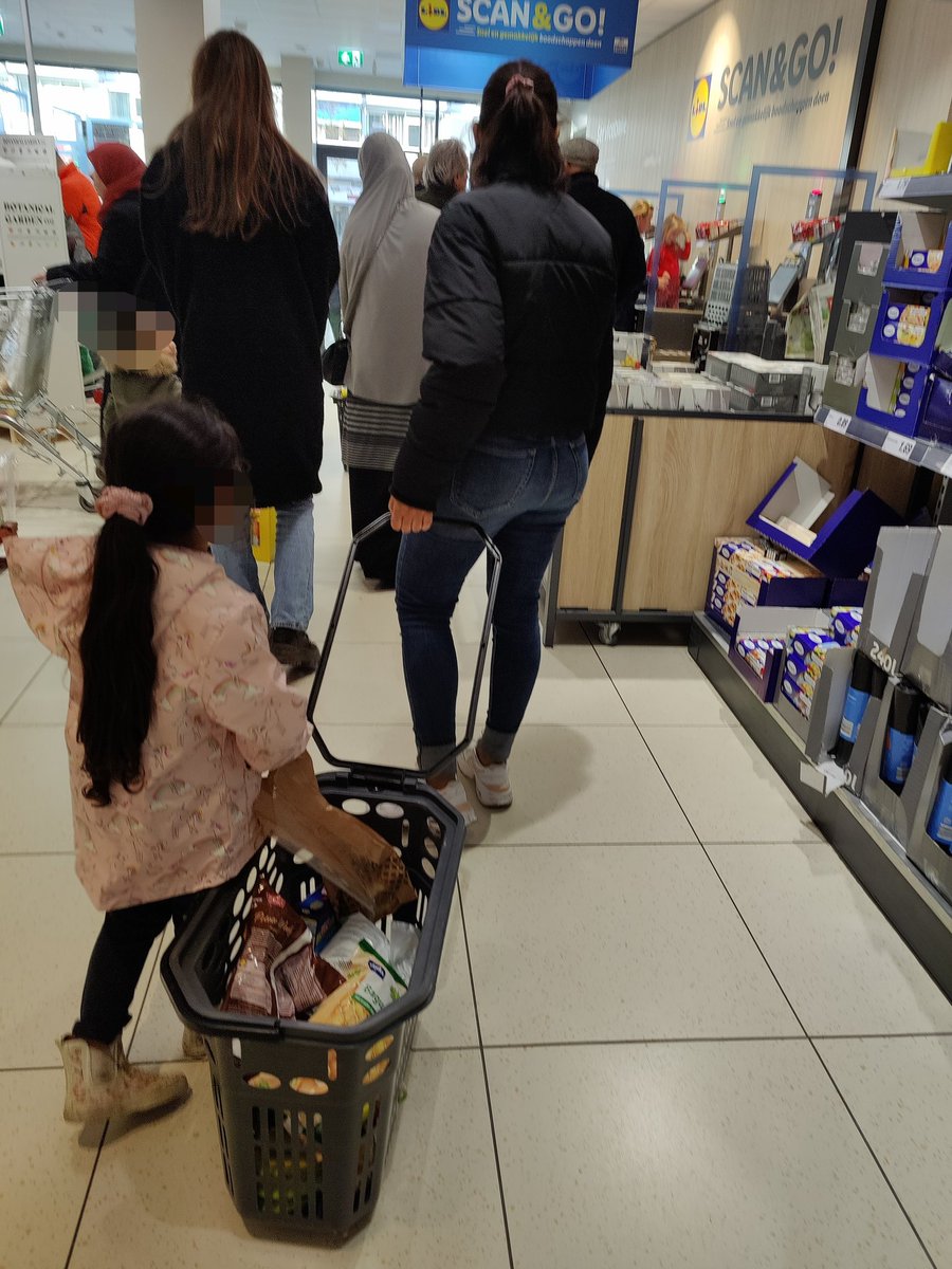 ReggyRuma's tweet photo. @LidlNederland filiaal August Allebeplein A'dam. Al 3 weken mandjes op zn kop bij zelfscans? Dit vertraagd de doorloop en onnodig lange rijen. Tevens heeft dit filiaal veel producten die in de aanbieding zijn nooit op voorraad!! #lidl #augustallebeplein #oplossinggraag #service https://t.co/X3oPVyBtuR
