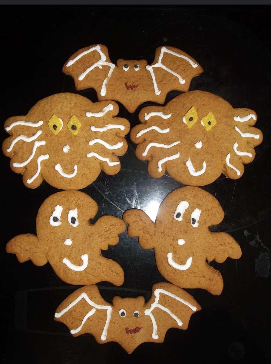 BunnyBakerBake1's tweet photo. @RangemasterUK I’ve been rustling up spooky gingerbread in Henley (40yrs of practice!) #gingerbread #halloween #bats #spider #gingerbreaddreams #handmadeinhenley #nicolabakerbakes #henley #baker #baking #henleymums #gbbo #biscuitweek @LoveHenleyInfo @RangemasterUK @_BCT_ @insectweek https://t.co/x0FwpBbtPv