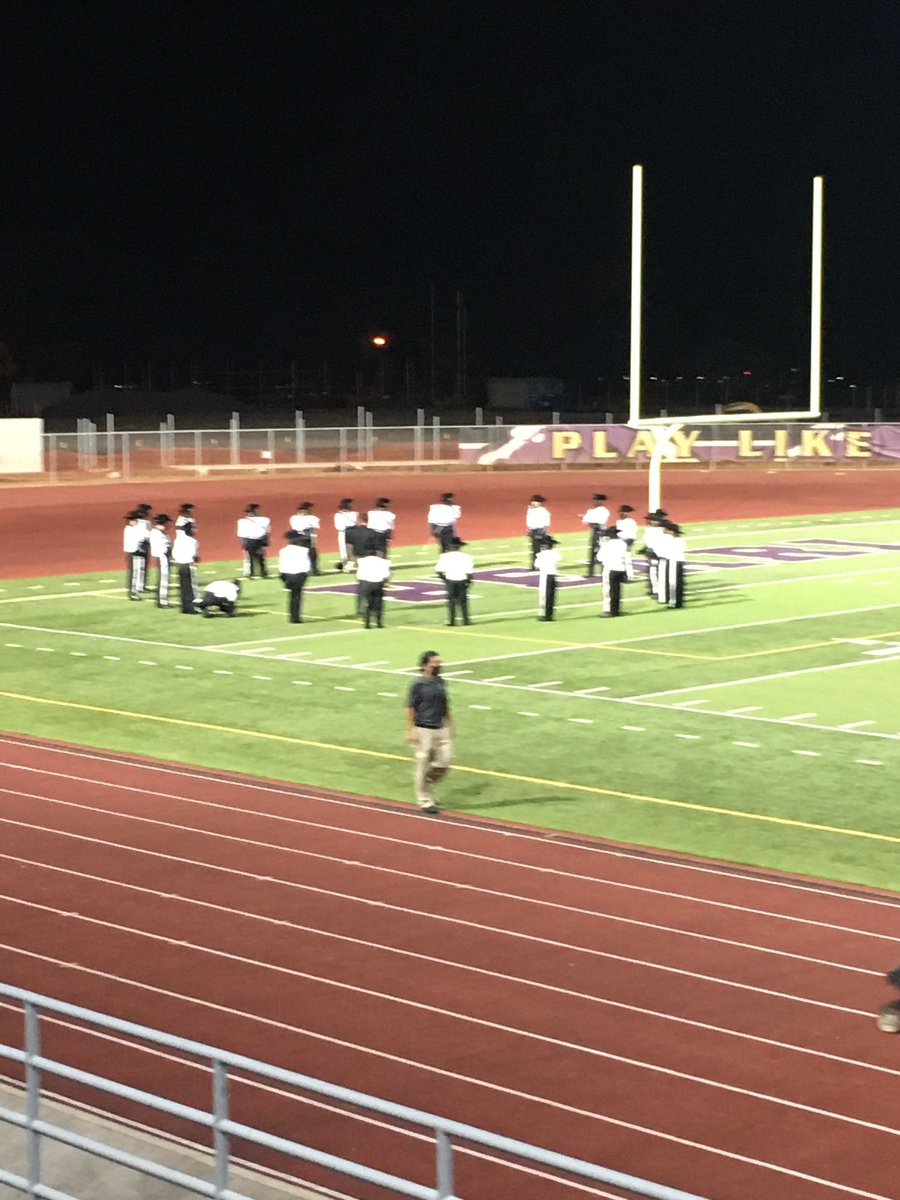 DeniseCanon4's tweet photo. Chargers about to take the field! So nice to enjoy an eve of music 🎶 https://t.co/qs7o1ewwgi