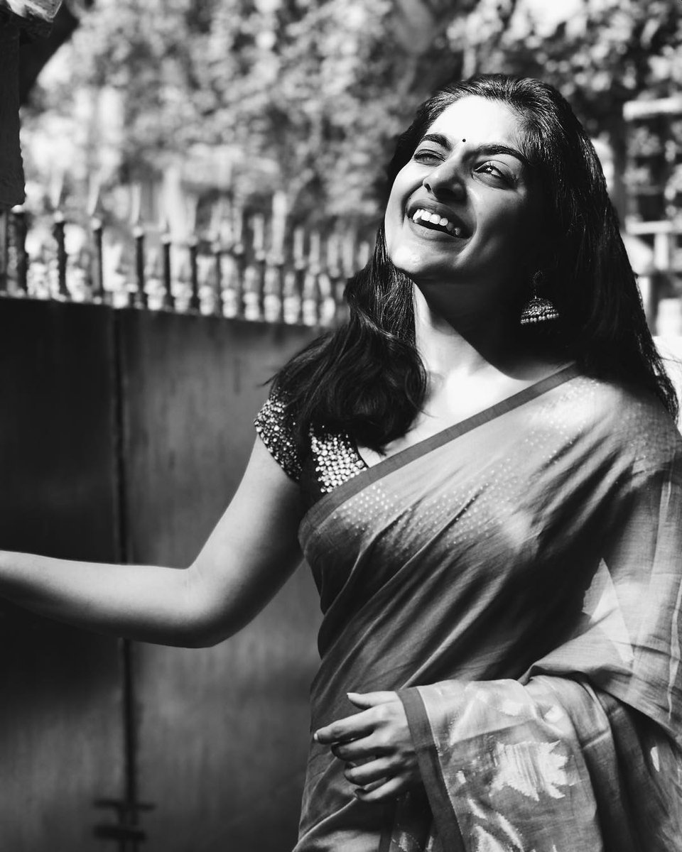 TNivethathomas's tweet photo. Is She Most Prettiest Woman In Sareee🥺😍❤️ @i_nivethathomas 

#HappyBirthdayNivethaThomas #NivethaThomas https://t.co/FHRhPAoqyf
