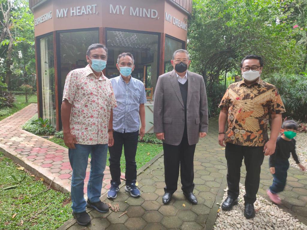 Andiarief__'s tweet photo. Mudah2an Pak SBY bisa menjalani pengobatan (operasi) dengan baik. Mari kita mendoakan. https://t.co/mrPL8yZobk