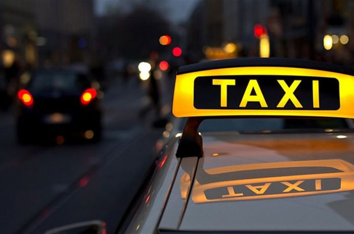 Выделенная полоса для такси. Такси можно ездить. Выделенная полоса для такси. Такси можно ездить. Кис арт такси.