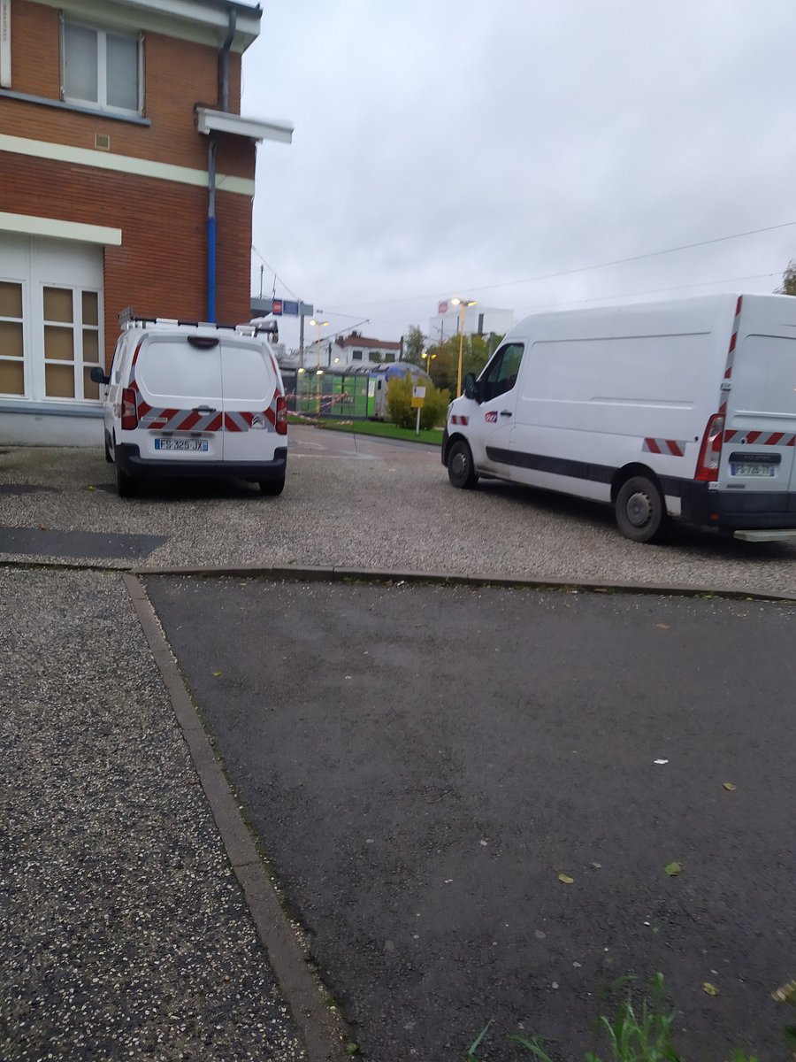 GCUMHDF's tweet photo. Il y a un immense parking à moitié vide à 3 secondes. Pourquoi gêner le passage pour les piétons ? #gcum #orchies @TERHDF @FDhersin @HdF_Mobilites https://t.co/sG7EI0nVu0