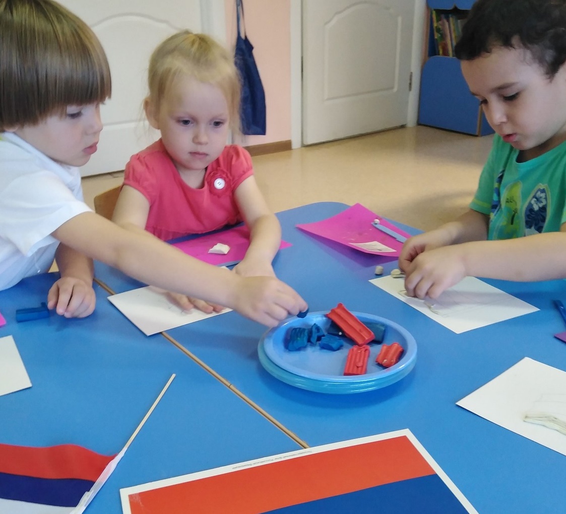 Россией зовется общий наш дом, 
Пусть будет уютно каждому в нем.
 Любые мы трудности вместе осилим
 И только в единстве сила России!
Ребята дежурных групп " Солнечного города"  
 МАДОУ 283, готовятся встречать День народного единства!