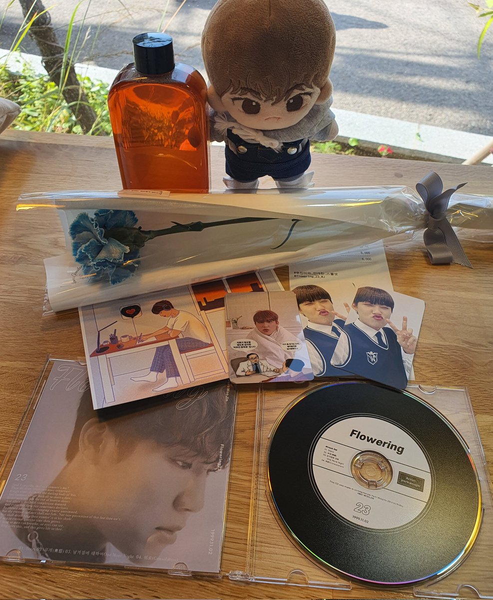 woojinisreal's tweet photo. 6️⃣여섯번째는 꽃든 카페!! 꽃카페라서 카페 안에 꾸며진게 넘 이뻤고 다행히 선착 특전인 꽃도 받았어요ㅋㅋ 특전인 DVD도 너무 예쁘고 색다르고 엽서랑 포카도 넘 귀여웠어요 예쁜 카페 열어주셔서 감사합니다!! 🥰🥰
#우진이의_만개한_스물셋
#flowering_23_WJ https://t.co/5aEUaXYf76