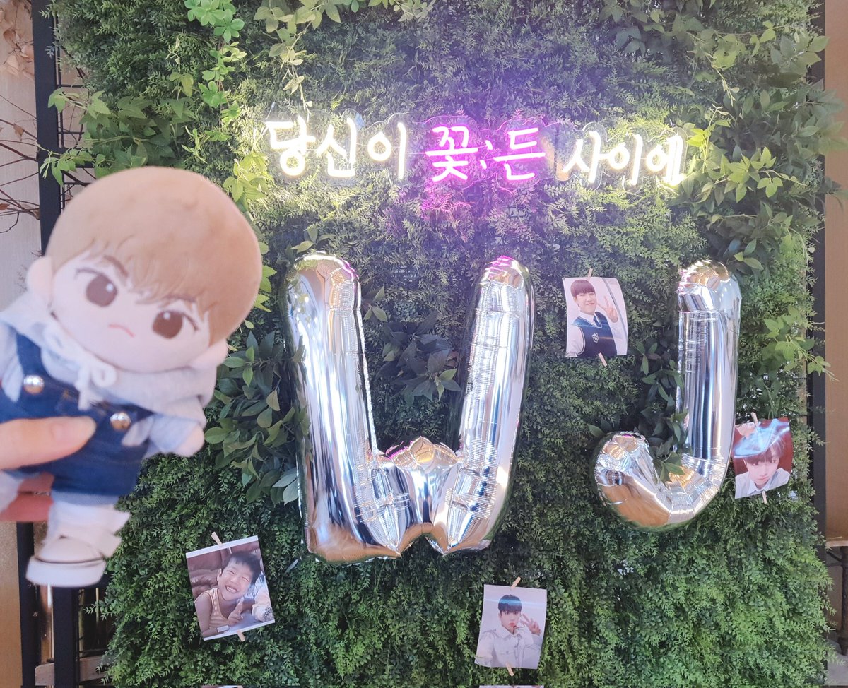 woojinisreal's tweet photo. 6️⃣여섯번째는 꽃든 카페!! 꽃카페라서 카페 안에 꾸며진게 넘 이뻤고 다행히 선착 특전인 꽃도 받았어요ㅋㅋ 특전인 DVD도 너무 예쁘고 색다르고 엽서랑 포카도 넘 귀여웠어요 예쁜 카페 열어주셔서 감사합니다!! 🥰🥰
#우진이의_만개한_스물셋
#flowering_23_WJ https://t.co/5aEUaXYf76