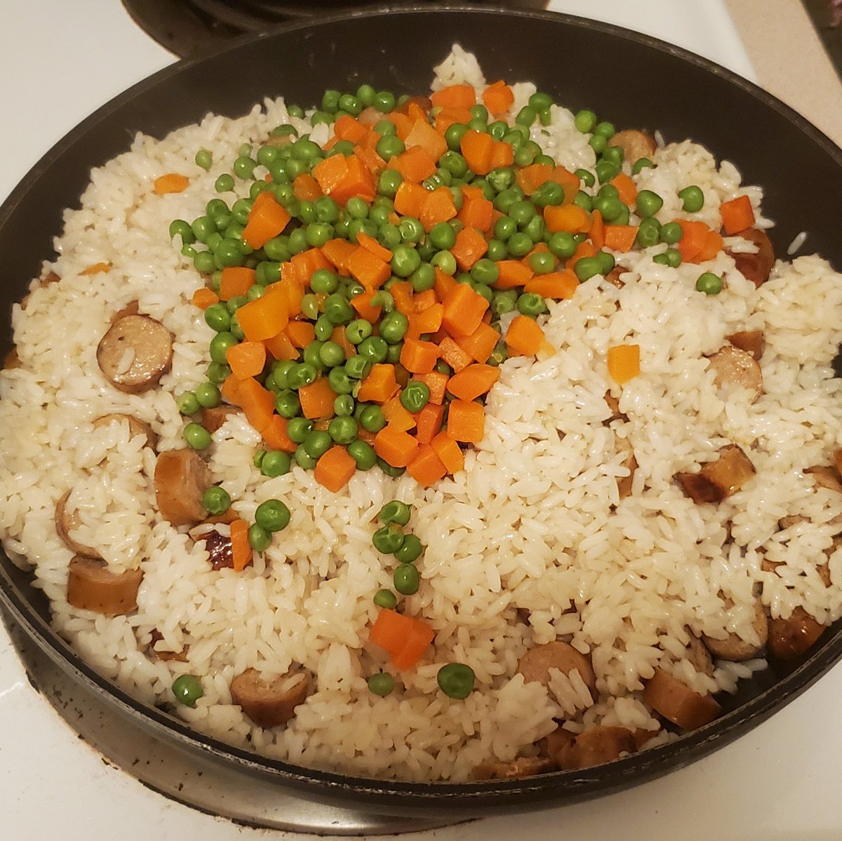 DakelhChick's tweet photo. I'm the most laziest one in the house, but still make the best fried rice 🙃😅 I had to work fast on cracking the eggs with the heat 😬😫 #FriedRice #Cooked #FriedRiceWithEgg #Cooking https://t.co/WWuOsxtKrV