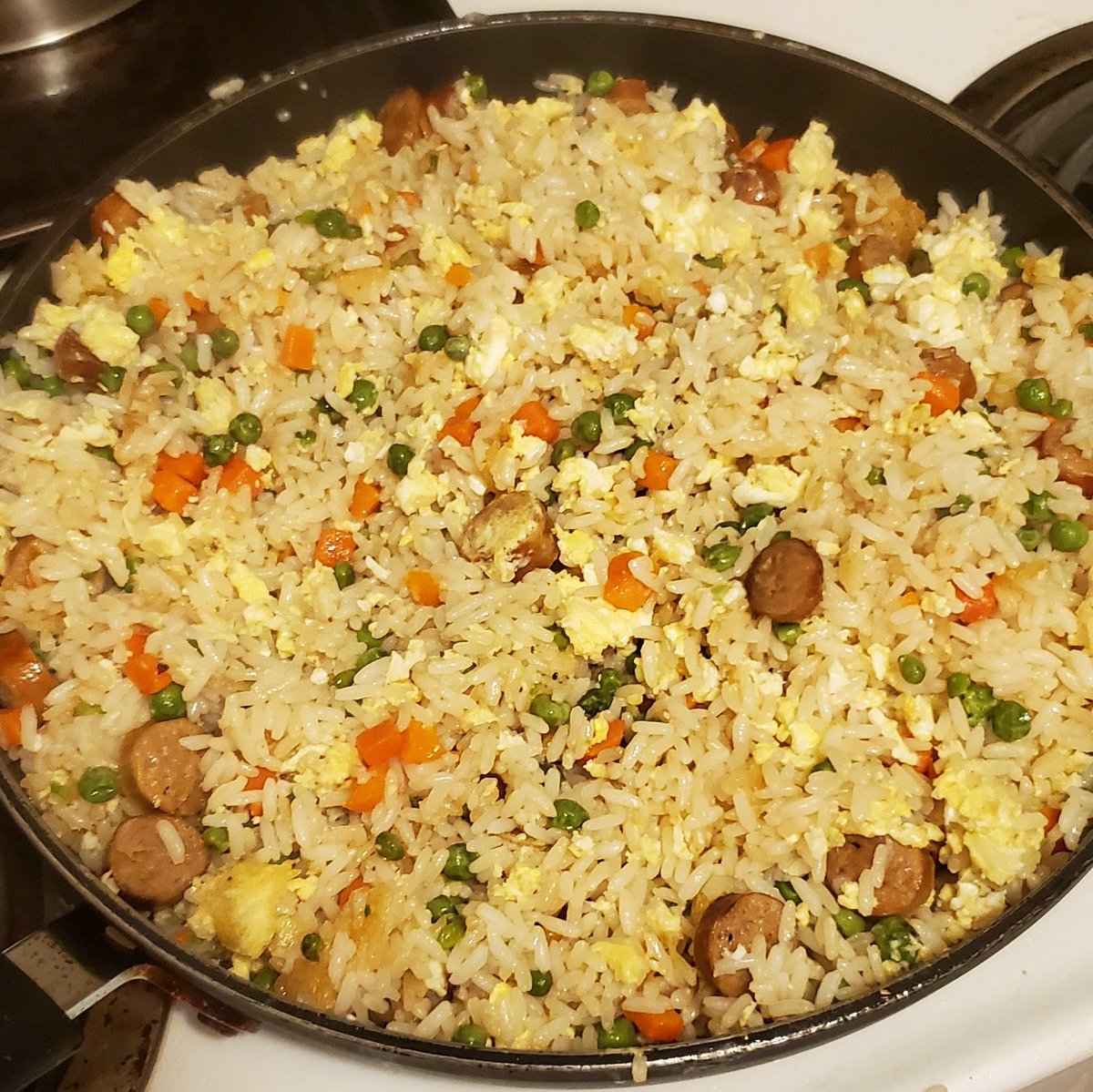 DakelhChick's tweet photo. I'm the most laziest one in the house, but still make the best fried rice 🙃😅 I had to work fast on cracking the eggs with the heat 😬😫 #FriedRice #Cooked #FriedRiceWithEgg #Cooking https://t.co/WWuOsxtKrV