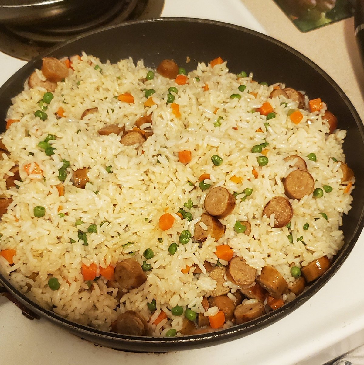 DakelhChick's tweet photo. I'm the most laziest one in the house, but still make the best fried rice 🙃😅 I had to work fast on cracking the eggs with the heat 😬😫 #FriedRice #Cooked #FriedRiceWithEgg #Cooking https://t.co/WWuOsxtKrV