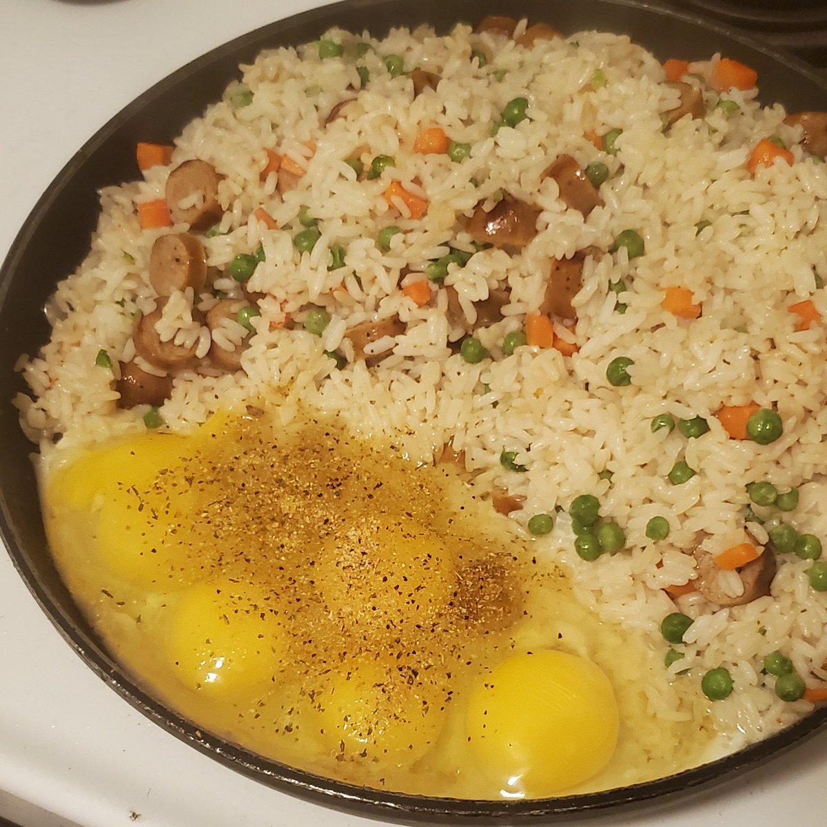 DakelhChick's tweet photo. I'm the most laziest one in the house, but still make the best fried rice 🙃😅 I had to work fast on cracking the eggs with the heat 😬😫 #FriedRice #Cooked #FriedRiceWithEgg #Cooking https://t.co/WWuOsxtKrV