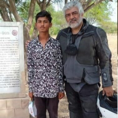 ajithFC's tweet photo. Thala #Ajith sir with a fan. 

| #Valimai | #Ajithkumar | https://t.co/iBInP9Dd9x