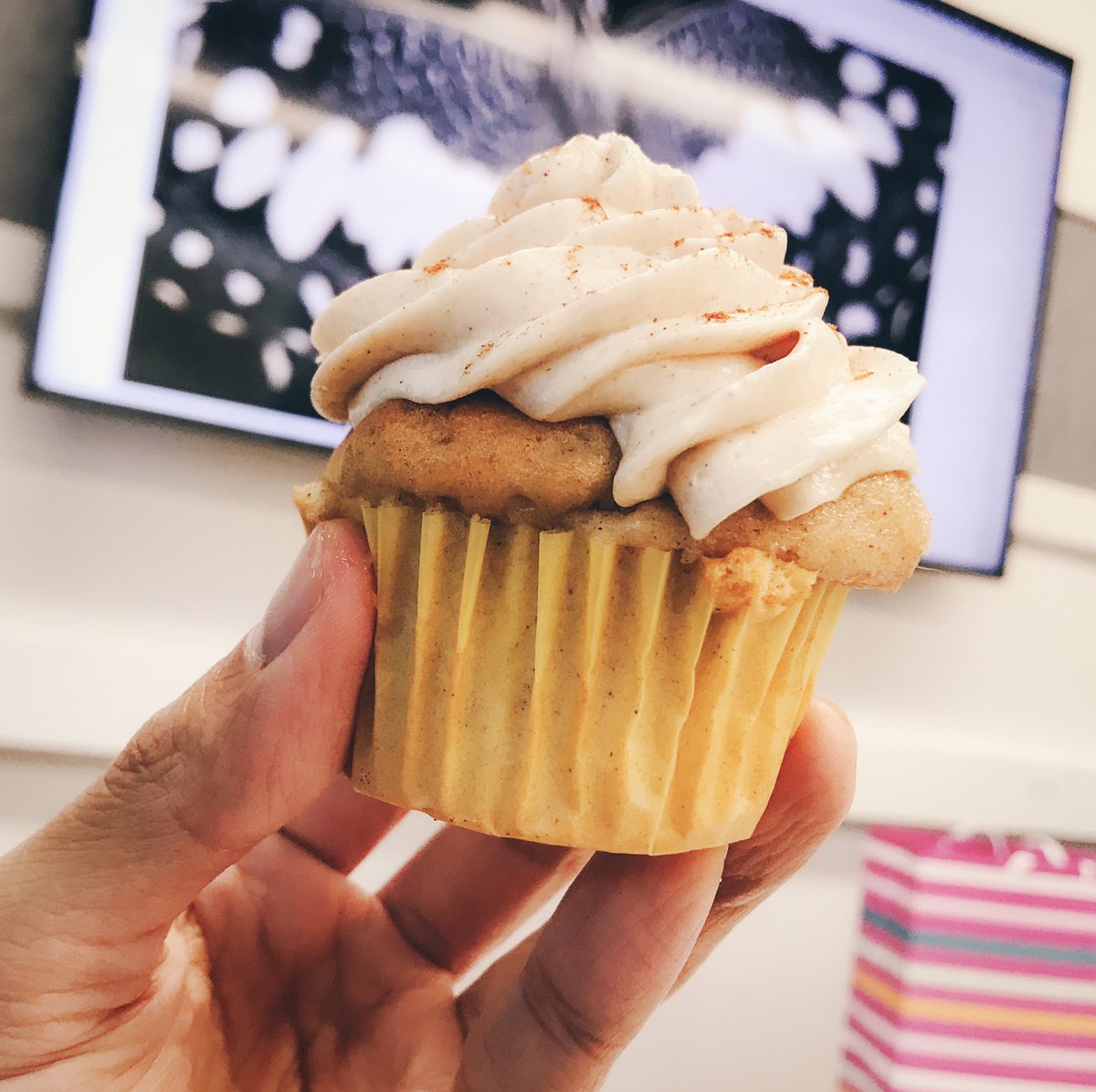 miquai's tweet photo. Group meetings are always better with cupcakes by @s__morrison ๐ง #carnegiescience https://t.co/zBa5WD0iH3