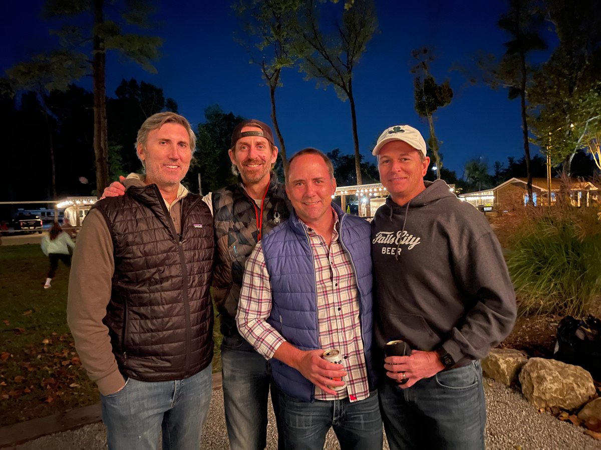 Chrismackeyins's tweet photo. Great time with friends @GoRocks Class of 1991 Reunion at #progresspark https://t.co/S05WMoWtGv