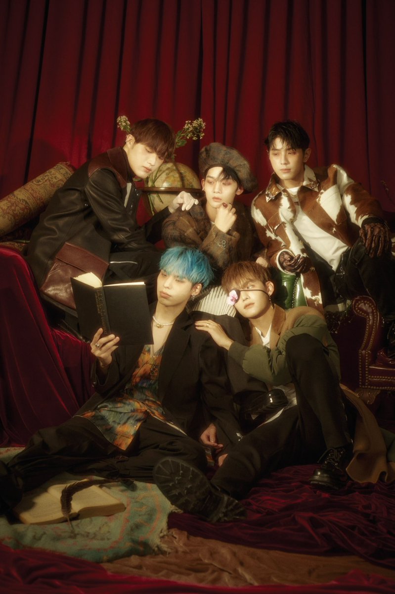DazedKorea's tweet photo. YOU SAVE US.

구원: 서로가 서로를 믿는다는 것.

#CIX #씨아이엑스

더 많은 화보와 기사는 <데이즈드> 11월호에서 만나볼 수 있습니다. https://t.co/sx8Ulv8AZi