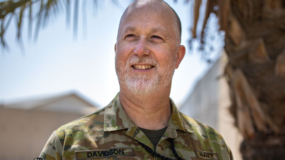 #AusNavy surgeon Lieutenant Commander Davidson is part of a highly specialised team of seven #YourADF medical professionals deployed on #OpOkra. #DefenceJobs🧑‍🤝‍🧑➡️: defencejobs.gov.au 📖➡️:bit.ly/NavySurgeonEnj… @ADF_MiddleEast #OurPeople