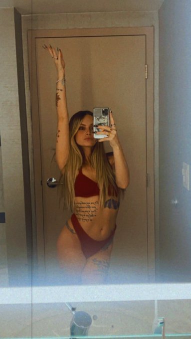 2015. 2019. 2021 🖤 https://t.co/zsjyRnURyS<a href="/tag/fuckcancer"class="tags"><span>#fuckcancer</span></a>