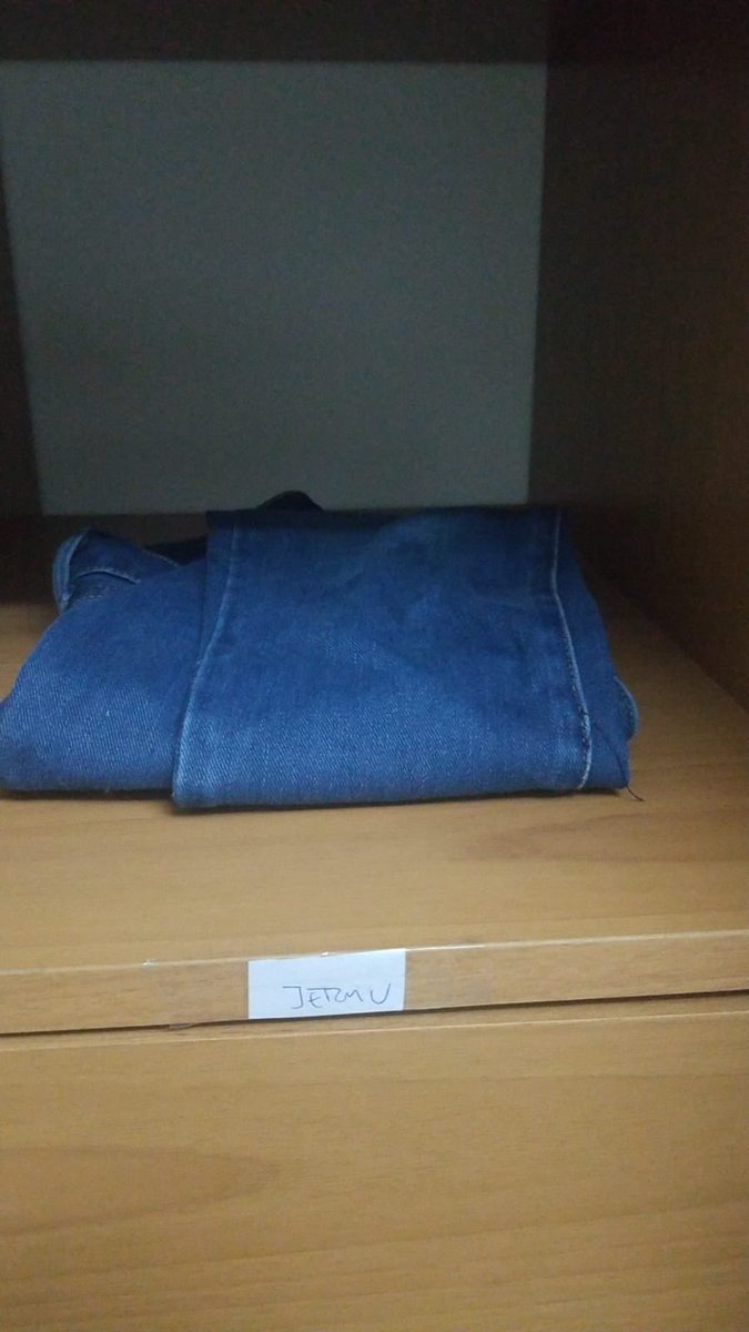 valennrubio's tweet photo. Mi novio me hizo un estante en su placard con un papelito q dice “jermu” PODRÁN???? https://t.co/5u0htq5kVF