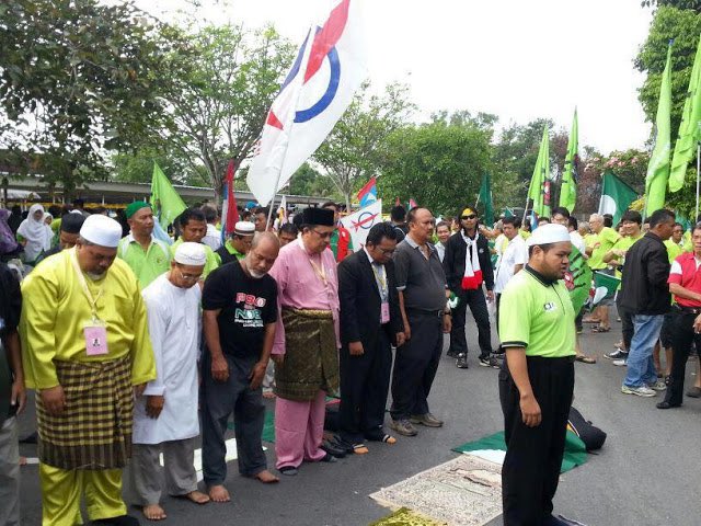 MuhamadHafizMu2's tweet photo. Bendera DAPigs pun dia orang kibar, setakat bendera Bunga apalah sangat? Bende bukan tak biase buat 😅
#pasubunga https://t.co/Cw78mloyfo