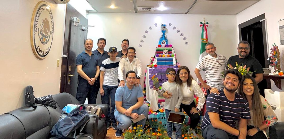 SRE_mx's tweet photo. 💀Personal de @Embamex_ASA, en colaboración con integrantes de la comunidad mexicana en Riad, montaron un altar dedicado a víctimas del COVID-19, con mención especial a familiares de las personas mexicanas de esa Representación que lamentablemente fallecieron.

#DíadeMuertos🇲🇽🇸🇦 https://t.co/tNdgWVLL55