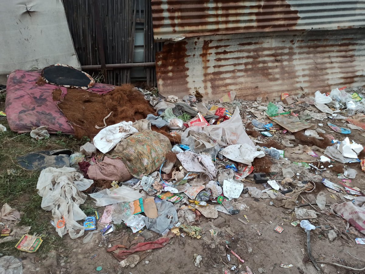 miliraghuvanshi's tweet photo. @cmohry it's been over 2 months this garbage has accumulated in front of A84 Dayal Bagh on the main road. @ecogreenwte staff says it's in colony hence it's not in its jurisdiction &amp; @MCF_Faridabad sweeping staff hasn't  visited this stretch since holi. Please help. @CPCB_OFFICIAL https://t.co/ilRax59uv6
