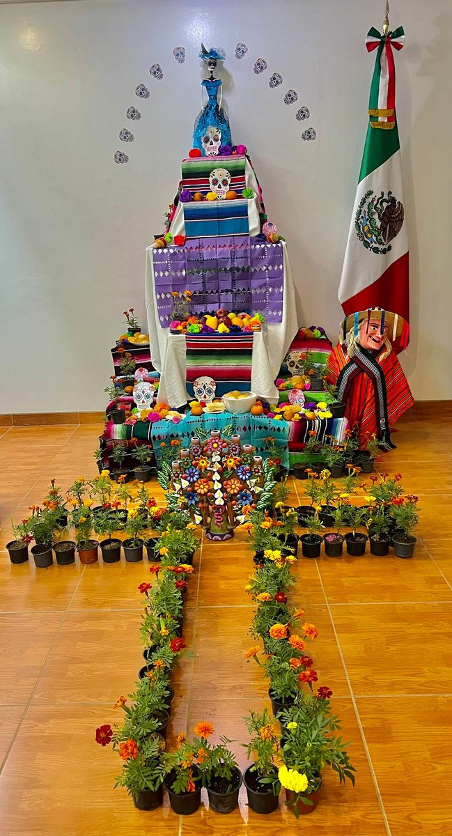 SRE_mx's tweet photo. 💀Personal de @Embamex_ASA, en colaboración con integrantes de la comunidad mexicana en Riad, montaron un altar dedicado a víctimas del COVID-19, con mención especial a familiares de las personas mexicanas de esa Representación que lamentablemente fallecieron.

#DíadeMuertos🇲🇽🇸🇦 https://t.co/tNdgWVLL55