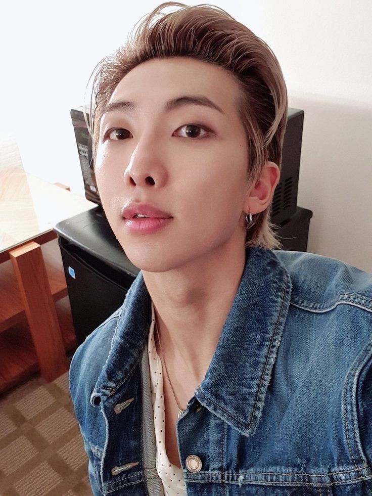 FirozZaina's tweet photo. Slaying in denims 🦋 

#ARMYSelcaDay #BTSARMY #BTSLoveMyself https://t.co/KsTWJYu9OF