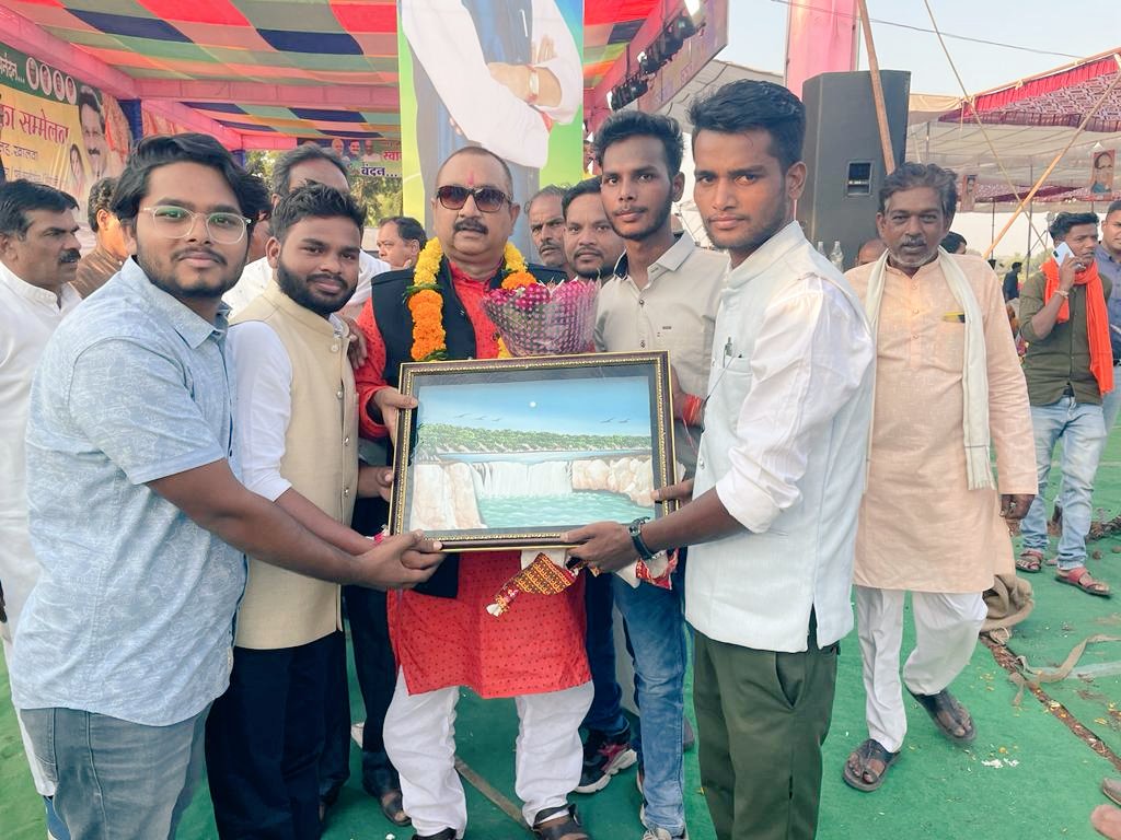 shubham942516's tweet photo. प्रदेश के यशस्वी वन मंत्री जननेता मा. @KrVijayShah जी के जन्मदिन पर उनके गृह ग्राम आशापुर में भेंट कर जन्मदिवस की शुभकामनाएं दी इस दौरान उन्होंने छात्र हित के विषय में विस्तार से चर्चा की माननीय मंत्रीजी के आत्मीय व्यवहार व मार्गदर्शन के लिएsc/ stछात्र संघ जबलपुर सदैव आभारी रहेगा https://t.co/wYn3GiBBgt