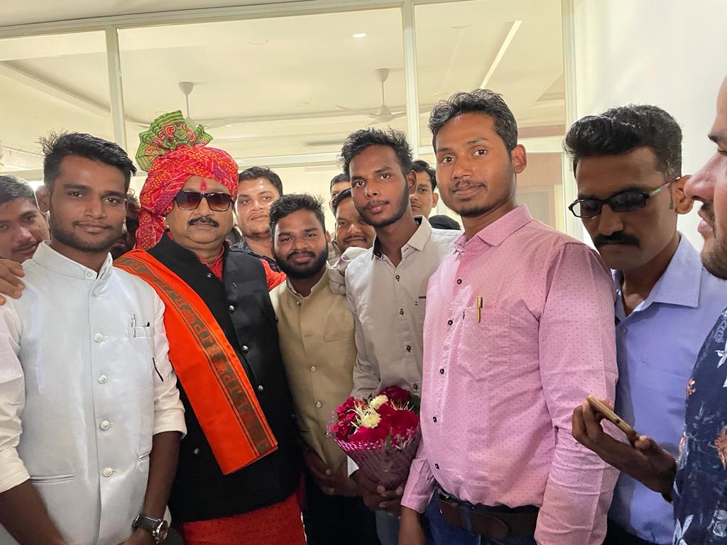 shubham942516's tweet photo. प्रदेश के यशस्वी वन मंत्री जननेता मा. @KrVijayShah जी के जन्मदिन पर उनके गृह ग्राम आशापुर में भेंट कर जन्मदिवस की शुभकामनाएं दी इस दौरान उन्होंने छात्र हित के विषय में विस्तार से चर्चा की माननीय मंत्रीजी के आत्मीय व्यवहार व मार्गदर्शन के लिएsc/ stछात्र संघ जबलपुर सदैव आभारी रहेगा https://t.co/wYn3GiBBgt