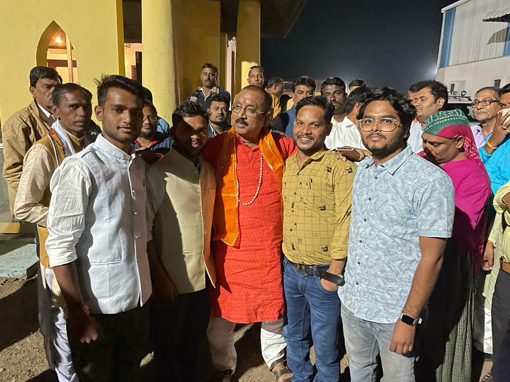 shubham942516's tweet photo. प्रदेश के यशस्वी वन मंत्री जननेता मा. @KrVijayShah जी के जन्मदिन पर उनके गृह ग्राम आशापुर में भेंट कर जन्मदिवस की शुभकामनाएं दी इस दौरान उन्होंने छात्र हित के विषय में विस्तार से चर्चा की माननीय मंत्रीजी के आत्मीय व्यवहार व मार्गदर्शन के लिएsc/ stछात्र संघ जबलपुर सदैव आभारी रहेगा https://t.co/wYn3GiBBgt