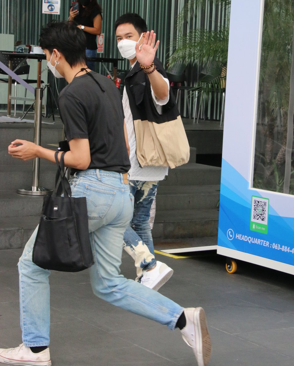 p_patonmymind's tweet photo. จะเอ็นดูใครดี ?
1. พี่แพทที่หันมาโบกมือให้
2. น้องที่พยายามรีบเดินเพื่อหลบให้เรา
3. ป้าที่กดชัตเตอร์มารัวๆ
#patpowerpat https://t.co/Oex6ZE0BPO