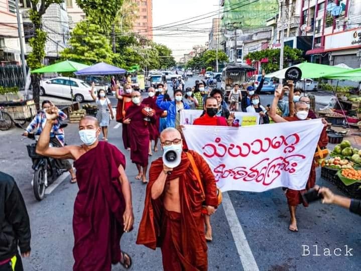 IrrawaddyNews's tweet photo. Buddhist monks from Mandalay organized an anti-regime protest on Tuesday in which they called for the immediate release of detained monks, state leaders, students and civilians. 
(Photo: Black/Poison) 
#WhatsHappeningInMyanmar https://t.co/NFTjwVHuz8
