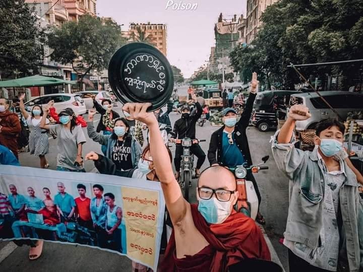 IrrawaddyNews's tweet photo. Buddhist monks from Mandalay organized an anti-regime protest on Tuesday in which they called for the immediate release of detained monks, state leaders, students and civilians. 
(Photo: Black/Poison) 
#WhatsHappeningInMyanmar https://t.co/NFTjwVHuz8