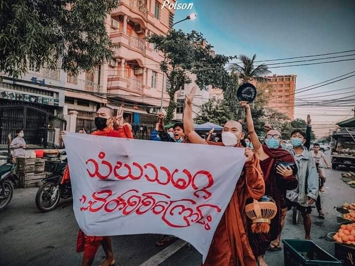 IrrawaddyNews's tweet photo. Buddhist monks from Mandalay organized an anti-regime protest on Tuesday in which they called for the immediate release of detained monks, state leaders, students and civilians. 
(Photo: Black/Poison) 
#WhatsHappeningInMyanmar https://t.co/NFTjwVHuz8