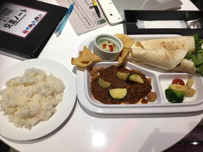 #ガンダムカフェの好きだったメニュー
2018年の頃に大阪のガンダムスクウェアでディナーとして食べた「鉄華団ごはん」メインのキーマカレーにズッキーニと軟骨唐揚げが美味しかったので個人的に思い出のあるメニューです 