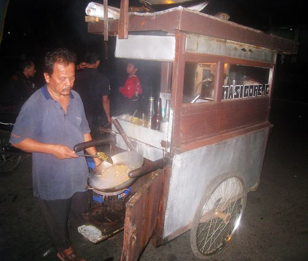 menyangga's tweet photo. 5 Ciri dagang nasi goreng enak :
1. Ber gerobak, restoran cenderung tidak lezat
2. Bapak2 tua 40 tahun keatas bertampang sehat dan berkumis lebat tanpa jenggot, anak muda cendrung tidak enak. https://t.co/PXjEM9dokk