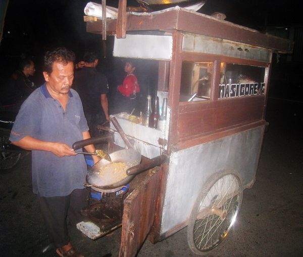 5 Ciri dagang nasi goreng enak :
1. Ber gerobak, restoran cenderung tidak lezat
2. Bapak2 tua 40 tahun keatas bertampang sehat dan berkumis lebat tanpa jenggot, anak muda cendrung tidak enak.