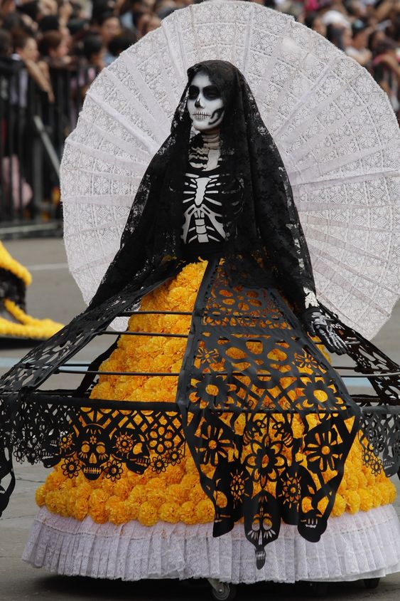 panicomx's tweet photo. Se acerca la media noche y con ello la visita de nuestros seres queridos. Por ello recordamos a la Catrina, que comenzó como una burla a las personas ricas que negaban sus raíces a ser el personaje representativo de estas fechas.

#panico #diaddemuertos #miedo #catrina https://t.co/qvI4Vh4Wnm
