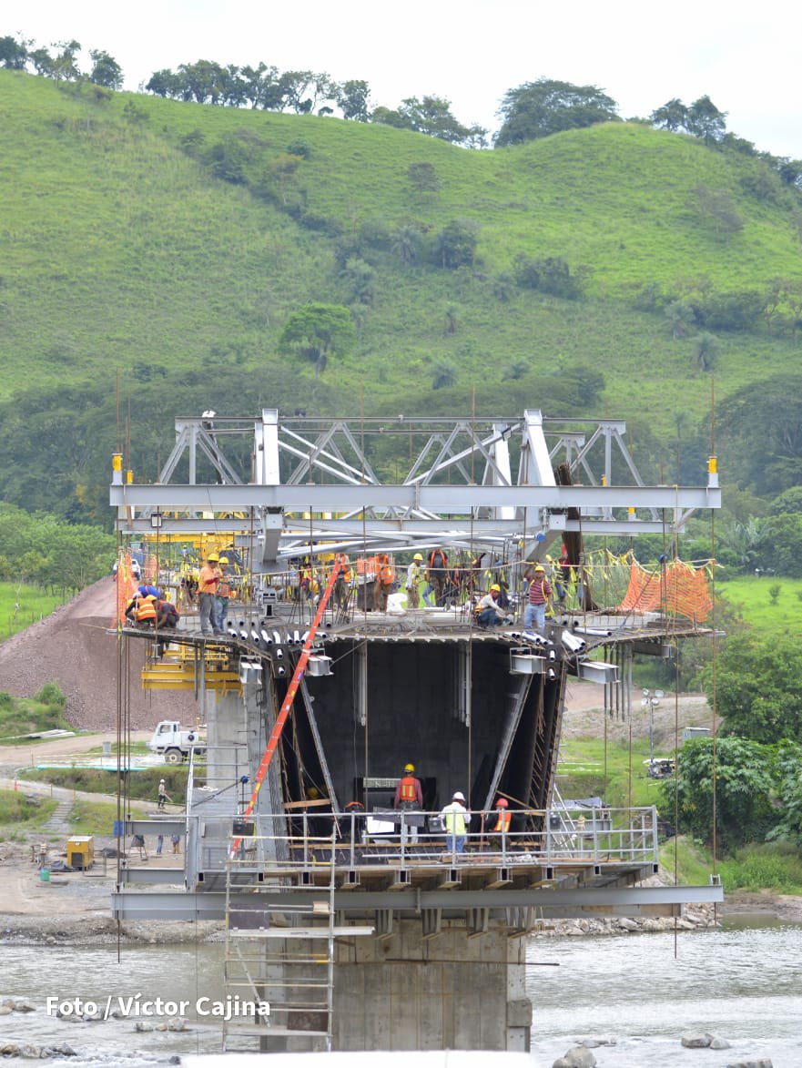 #Nicaragua

General(R)Oscar Mojica Ministro de Transporte, supervisó hoy el avance de las obras de construcción del Puente Wiwili; con el que se unirá los Departamentos de Nueva Segovia y Jinotega

#NoviembreVictorioso
#NiUnPasoAtras

@lavozsandinista @VivaNicaragua13 @mar_cp81