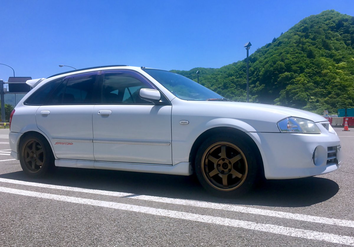 sunimaru0's tweet photo. S-WAGON スポルト20前期の中古探せばあるのかなぁ？
自分の21年目スポはずっと青空駐車だったのもあるし、特に外装がもうボロボロで悲しいのよね😢
今もってなお超お気に入りの車だから、叶うならレストアしたいくらい。そんなお金ないけどw

#MAZDA #マツダ
#FAMILIA #Sーワゴン
#SPORT20 #スポルト20 https://t.co/p6uuIV7dCx