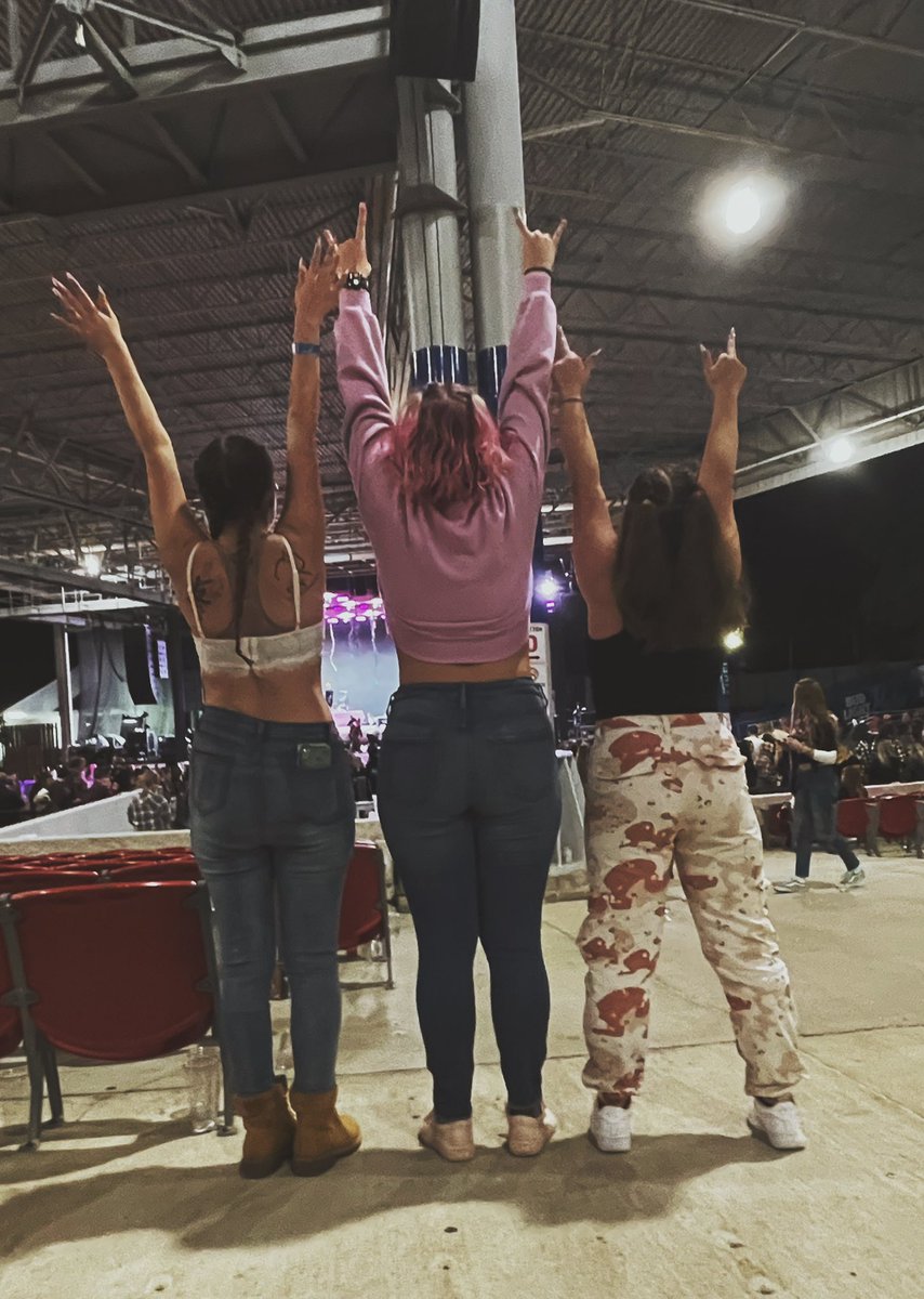 bb_cherokee's tweet photo. #TICKETSTOMYDOWNFALL SOLDOUT 🤪💞 (def forgot to post these) but love me some MGK! @machinegunkelly https://t.co/uk3O82HdCv