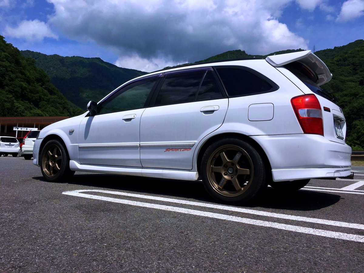 sunimaru0's tweet photo. S-WAGON スポルト20前期の中古探せばあるのかなぁ？
自分の21年目スポはずっと青空駐車だったのもあるし、特に外装がもうボロボロで悲しいのよね😢
今もってなお超お気に入りの車だから、叶うならレストアしたいくらい。そんなお金ないけどw

#MAZDA #マツダ
#FAMILIA #Sーワゴン
#SPORT20 #スポルト20 https://t.co/p6uuIV7dCx