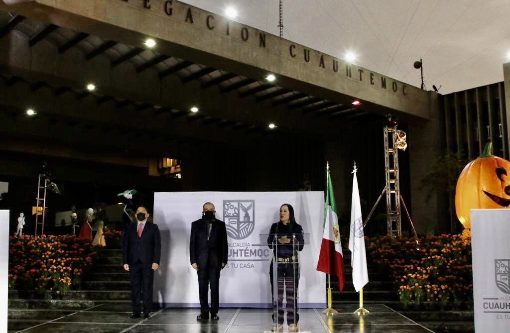 Hoy a las 06:00 am en el pase de lista me sentí muy orgullosa de los cuerpos policiacos, civiles y de reacción inmediata, que no solamente se dedican a salvaguardar la paz e integridad de la ciudadanía, sino también ejercen el noble gesto de ayudar. Somos un nuevo gobierno. #SCA