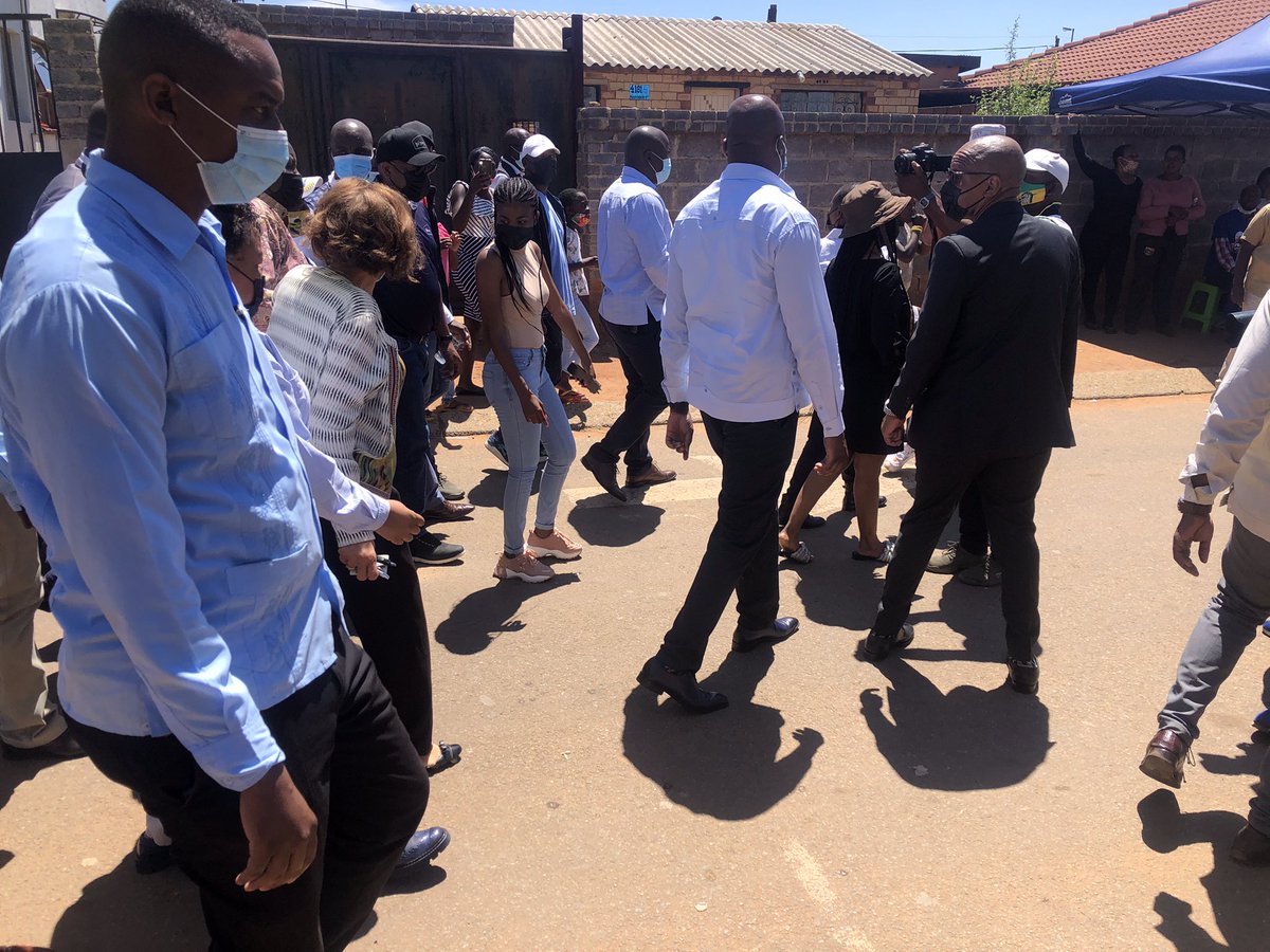 newsnoteSA's tweet photo. President Cyril Ramaphosa arrives at Hitekani Primary School in Chiawelo to cast his vote. #Elections2021 #YouVote #LGE2021 https://t.co/SPap57fSGy