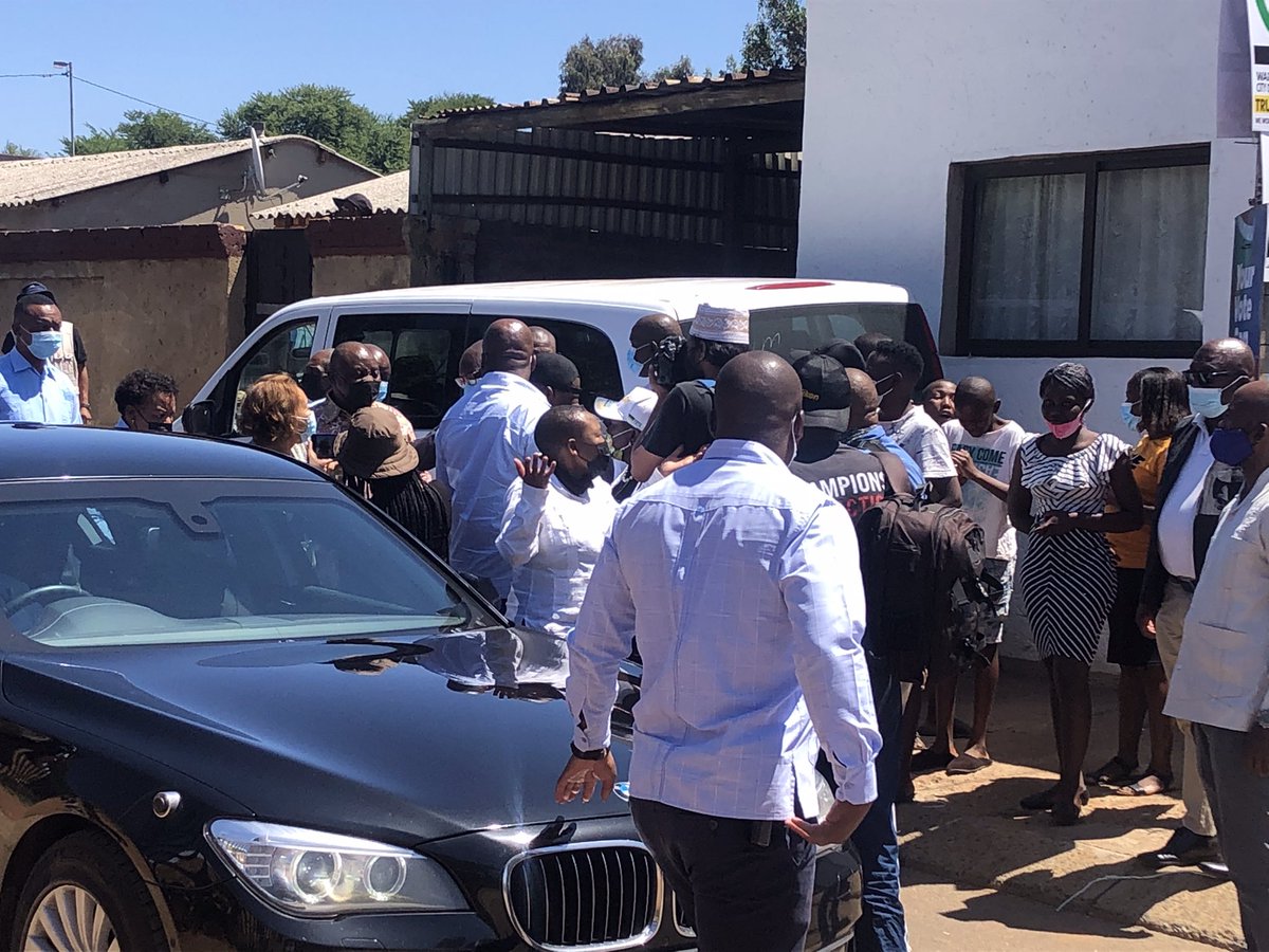 newsnoteSA's tweet photo. President Cyril Ramaphosa arrives at Hitekani Primary School in Chiawelo to cast his vote. #Elections2021 #YouVote #LGE2021 https://t.co/SPap57fSGy