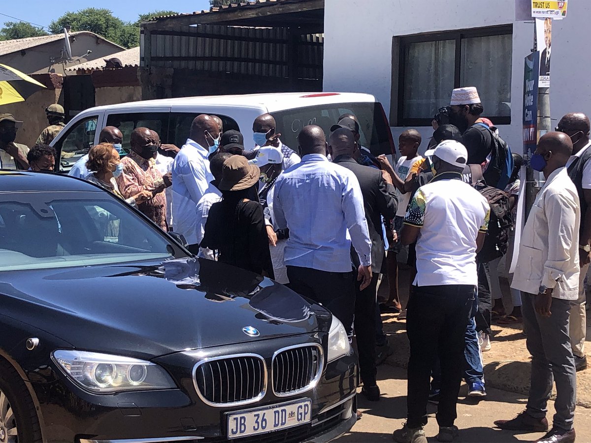 newsnoteSA's tweet photo. President Cyril Ramaphosa arrives at Hitekani Primary School in Chiawelo to cast his vote. #Elections2021 #YouVote #LGE2021 https://t.co/SPap57fSGy