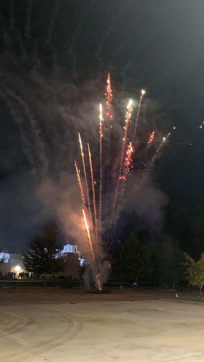 KreatelyMedia's tweet photo. Hindu Temple of Woodlands (Houston, Texas) celebrates Deepawali 🪔 with incredible fireworks 💥 

Are we allowed to do the same in Bharat? 

#Dhanteras2021 #Diwali https://t.co/jsCrQkMpmS