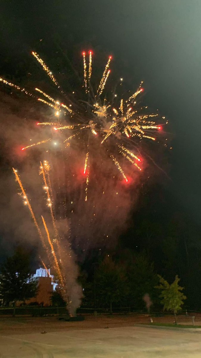 KreatelyMedia's tweet photo. Hindu Temple of Woodlands (Houston, Texas) celebrates Deepawali 🪔 with incredible fireworks 💥 

Are we allowed to do the same in Bharat? 

#Dhanteras2021 #Diwali https://t.co/jsCrQkMpmS
