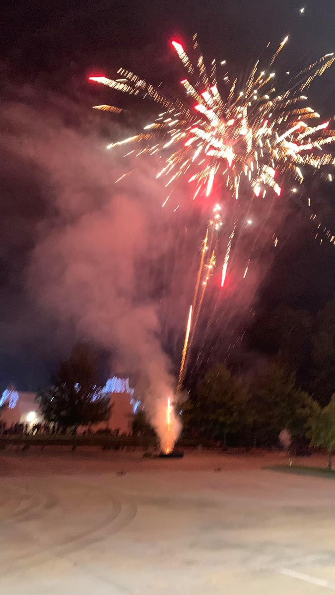 KreatelyMedia's tweet photo. Hindu Temple of Woodlands (Houston, Texas) celebrates Deepawali 🪔 with incredible fireworks 💥 

Are we allowed to do the same in Bharat? 

#Dhanteras2021 #Diwali https://t.co/jsCrQkMpmS