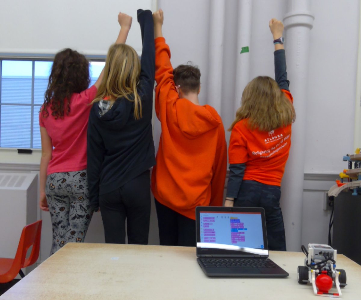 tpstvdsb's tweet photo. #CelebrateMonday #CelebrateCoding #CelebrateCollaboration Students in all grades have been busy learning about coding and practicing their skills both during class time and break time. https://t.co/1DBnHdEgYk